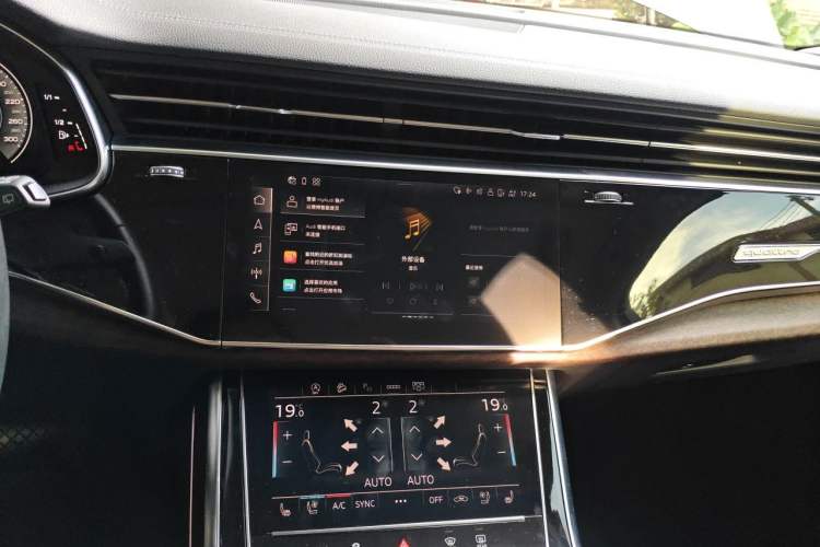 Used Audi Q7 2022 55 TFSI quattro S line Sport model Audio And AC Panel