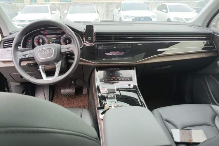 Used Audi Q7 2022 45 TFSI quattro S line Sport Edition Center Console