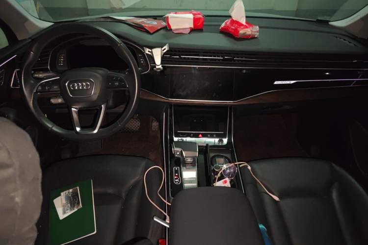 Used Audi Q7  Center Console