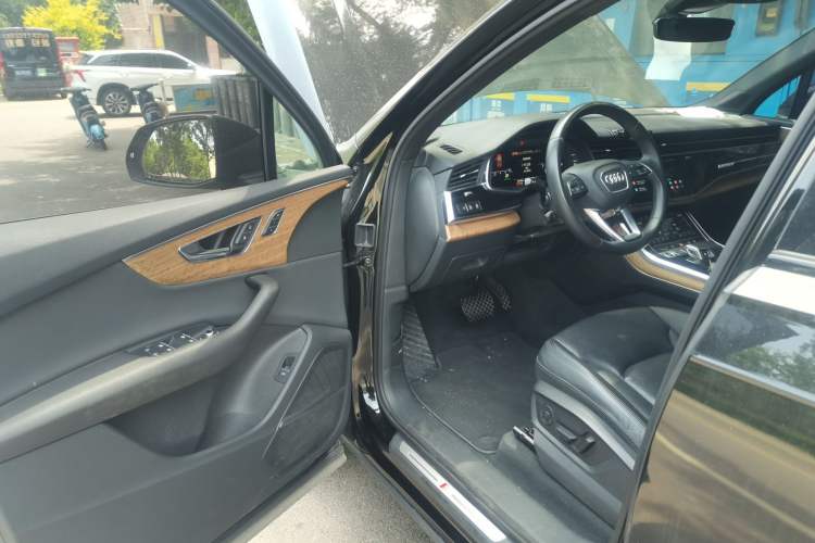 Used Audi Q7 2022 55 TFSI quattro S line Ice and Snow Sports Edition Driver Seat