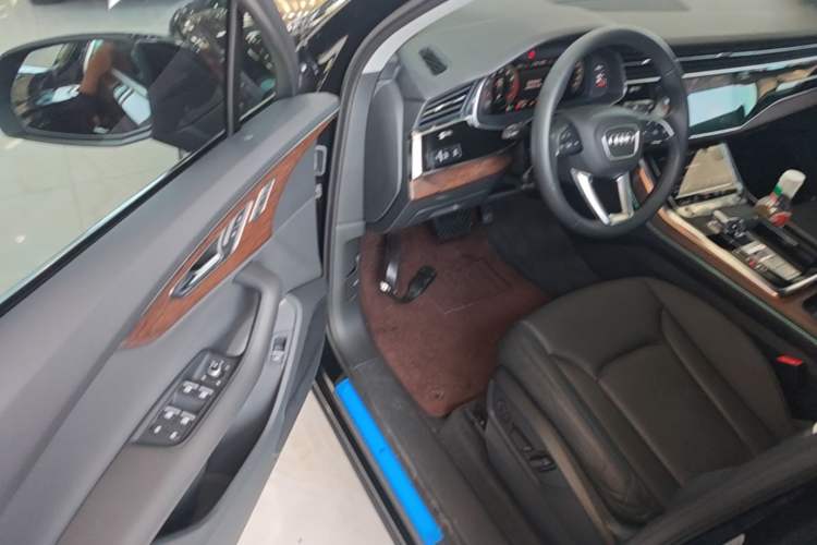 Used Audi Q7 2022 55 TFSI quattro S line Sport model Driver Seat