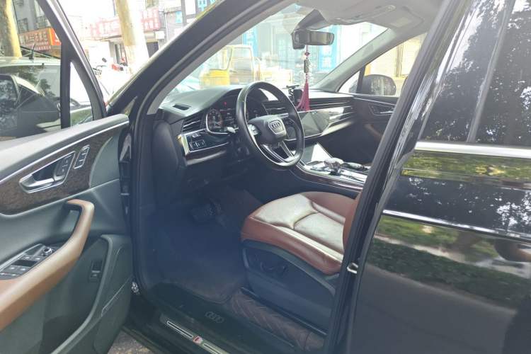 Used Audi Q7 2022 55 TFSI quattro S line Sport model Driver Seat