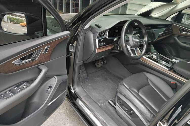 Used Audi Q7 2022 55 TFSI quattro S line Sport model Driver Seat