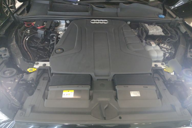 Used Audi Q7 2022 2.0T Standard Version European Specification Engine Bay