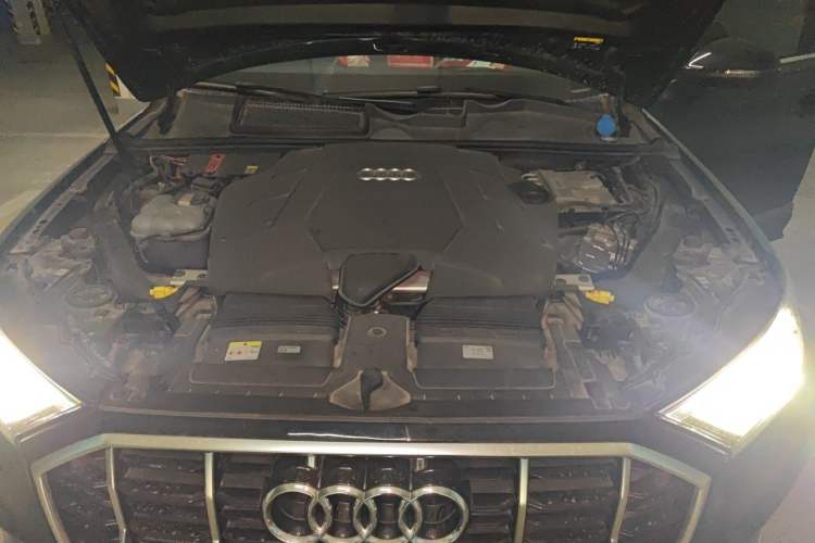 Used Audi Q7  Engine Bay
