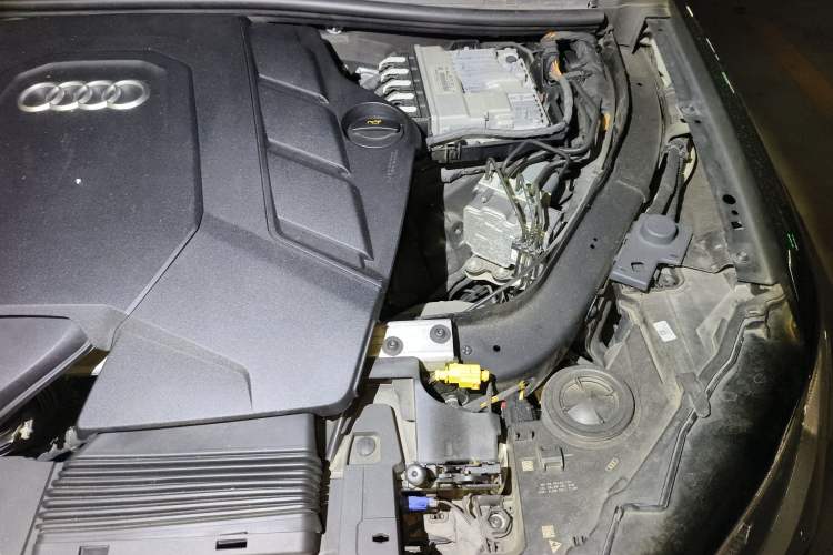 Used Audi Q7 2022 55 TFSI quattro S line Sport model Engine Bay Left