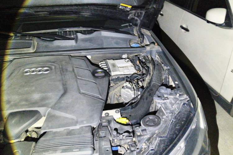 Used Audi Q7 2022 55 TFSI quattro S line Sport model Engine Bay Left