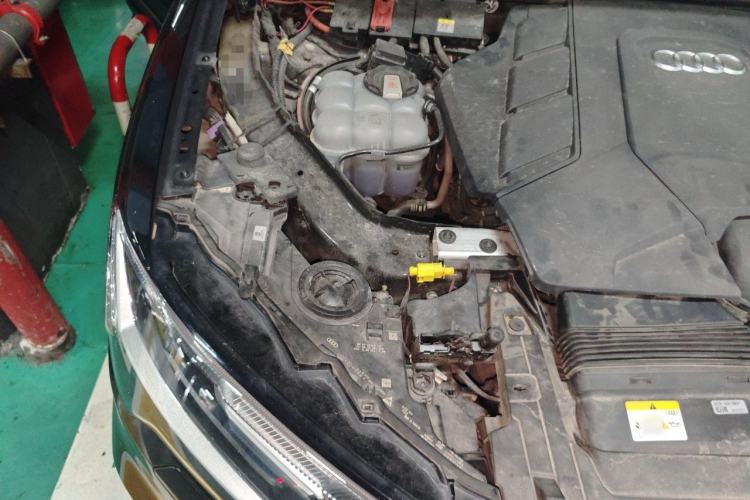 Used Audi Q7 2022 55 TFSI quattro S line Sport model Engine Bay Right