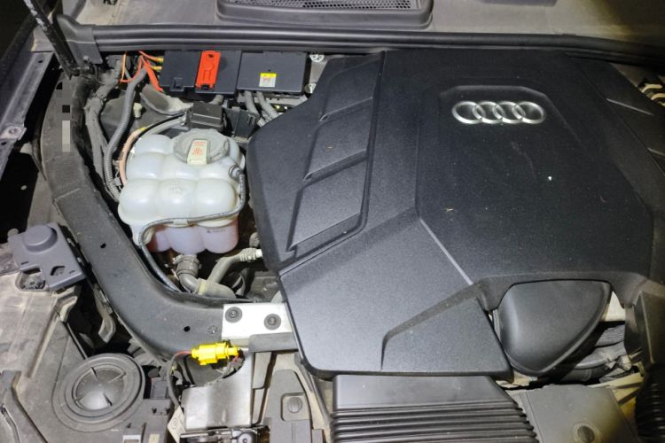 Used Audi Q7 2022 55 TFSI quattro S line Sport model Engine Bay Right