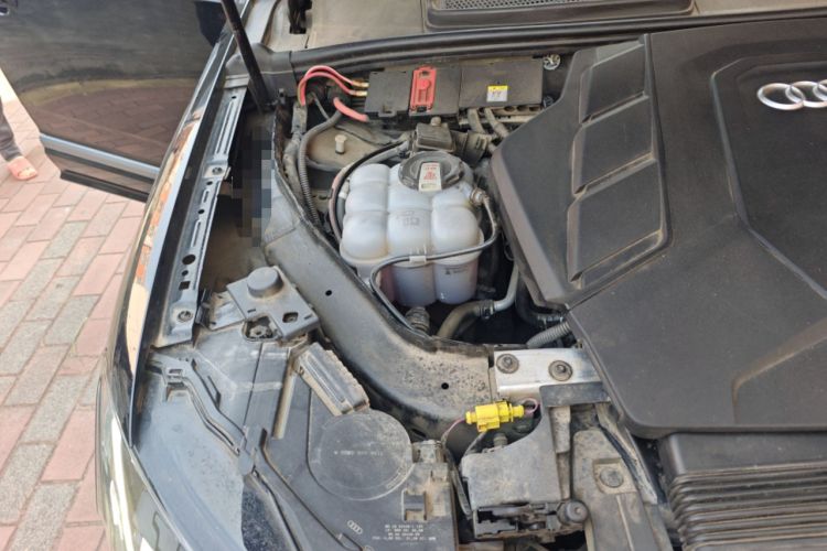 Used Audi Q7 2022 55 TFSI quattro S line Sport model Engine Bay Right