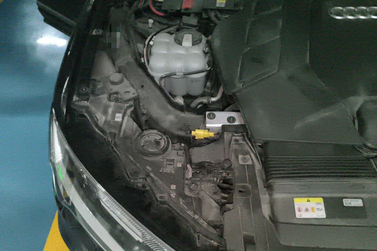 Used Audi Q7 2022 55 TFSI quattro S line Sport model Engine Bay Right