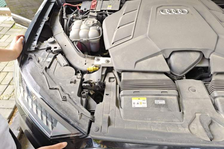 Used Audi Q7 2022 55 TFSI quattro S line Sport model Engine Bay Right
