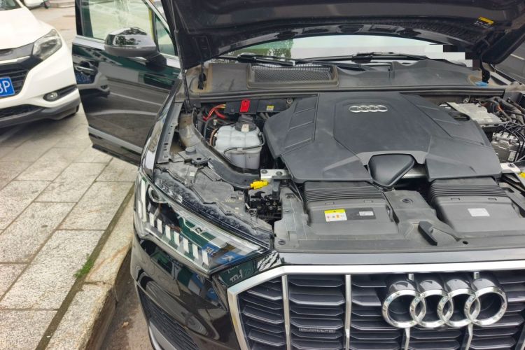 Used Audi Q7 2022 55 TFSI quattro S line Sport model Engine Bay Right