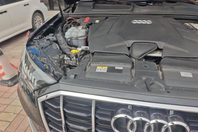 Used Audi Q7 2022 55 TFSI quattro S line Sport model Engine Bay Right