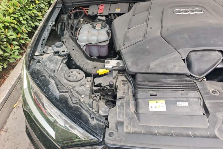 Used Audi Q7 2022 55 TFSI quattro S line Sport model Engine Bay Right
