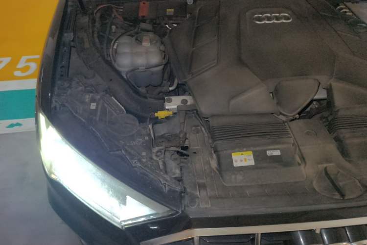 Used Audi Q7 2022 55 TFSI quattro S line Sport model Engine Bay Right