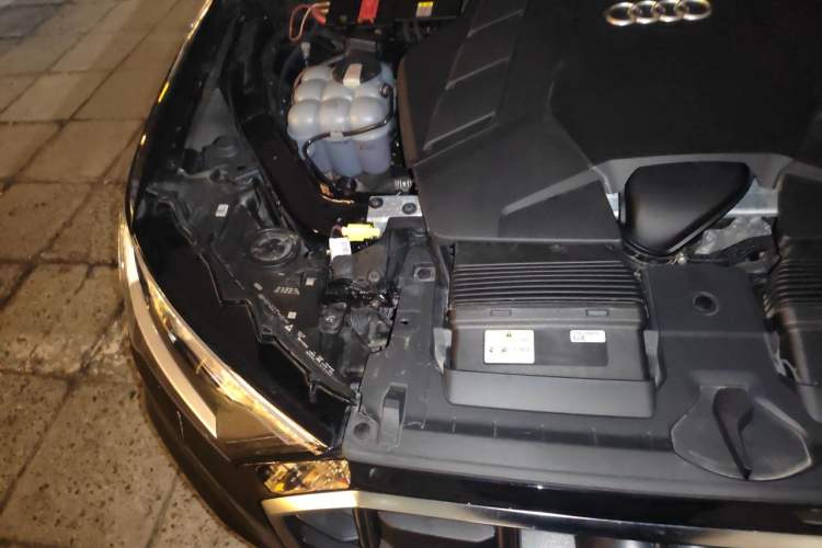 Used Audi Q7  Engine Bay Right
