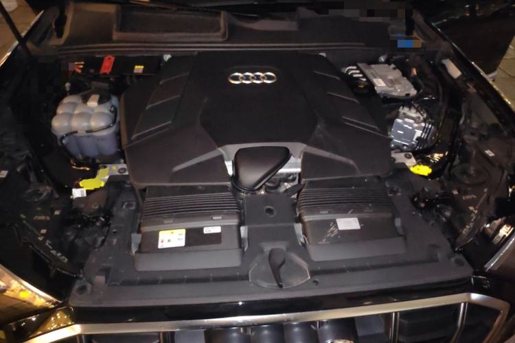 Used Audi Q7  Engine Bay