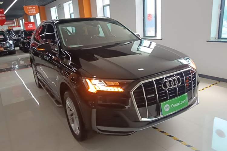 Used Audi Q7 2022 45 TFSI quattro S line Sport Edition Front Right 45 Deg