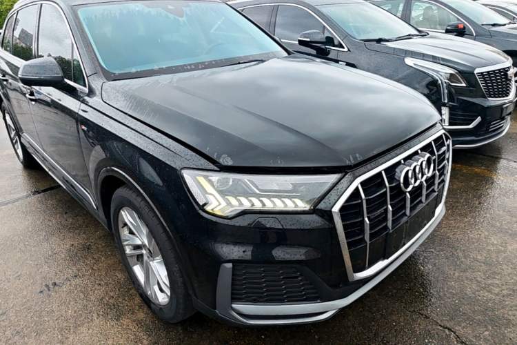 Used Audi Q7 2022 45 TFSI quattro S line Sport Edition Front Right 45 Deg