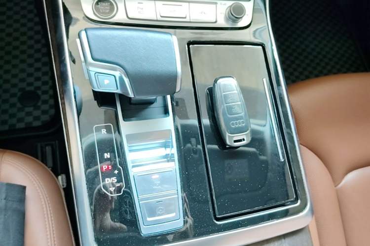 Used Audi Q7 2022 55 TFSI quattro S line Sport model Gear Lever