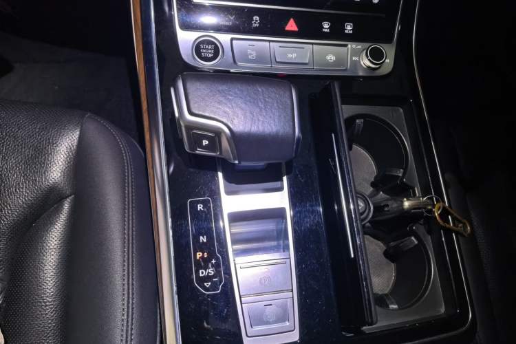 Used Audi Q7 2022 55 TFSI quattro S line Ice and Snow Sports Edition Gear Lever