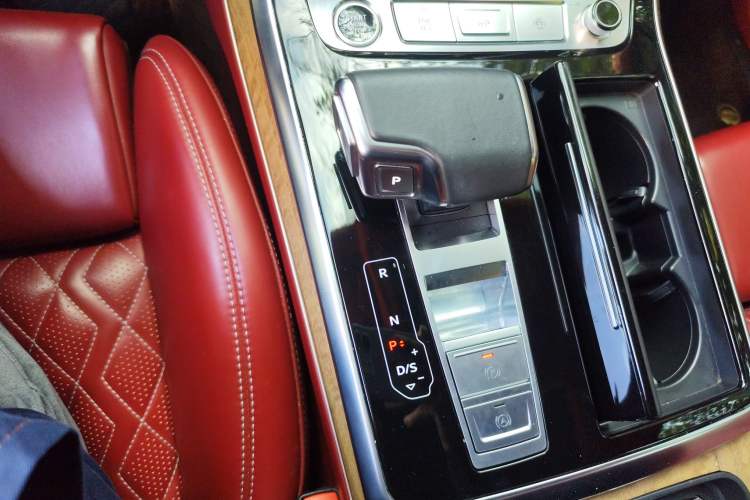 Used Audi Q7 2022 55 TFSI quattro S line Ice and Snow Sports Edition Gear Lever