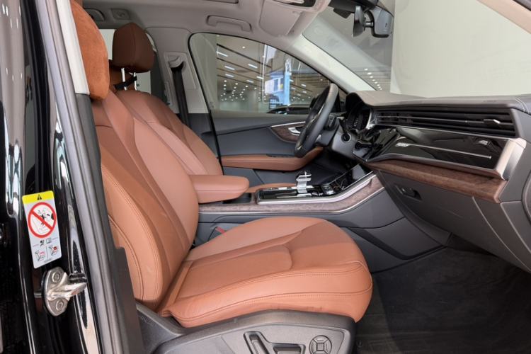 Used Audi Q7 2022 55 TFSI quattro S line Sport model Interior 10