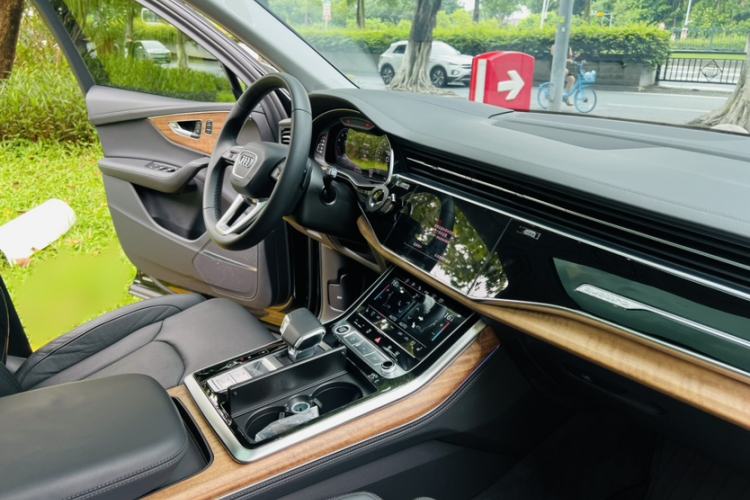 Used Audi Q7 2022 55 TFSI quattro S line Prestige Edition Interior 12