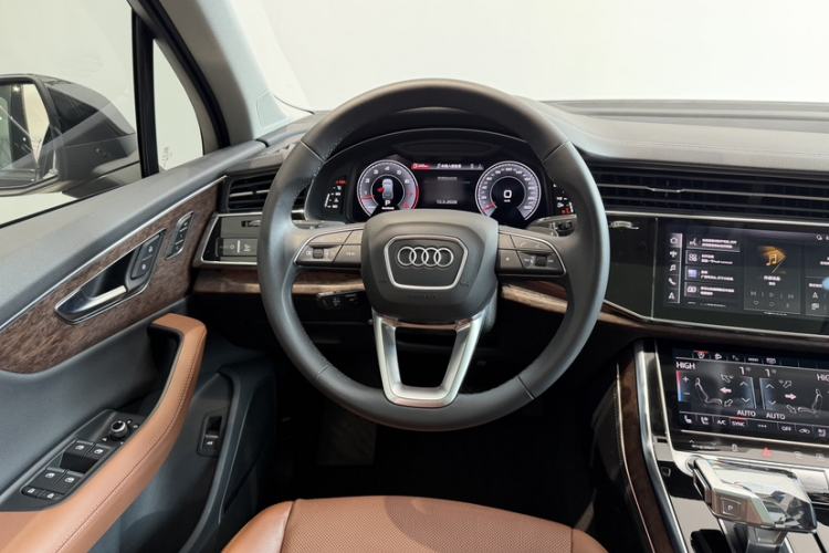 Used Audi Q7 2022 55 TFSI quattro S line Sport model Interior 2