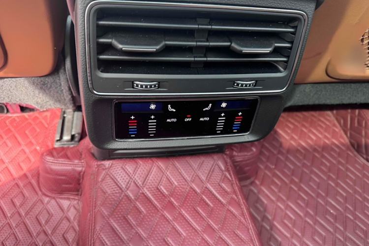 Used Audi Q7 2022 55 TFSI quattro S line Sport model Interior 3