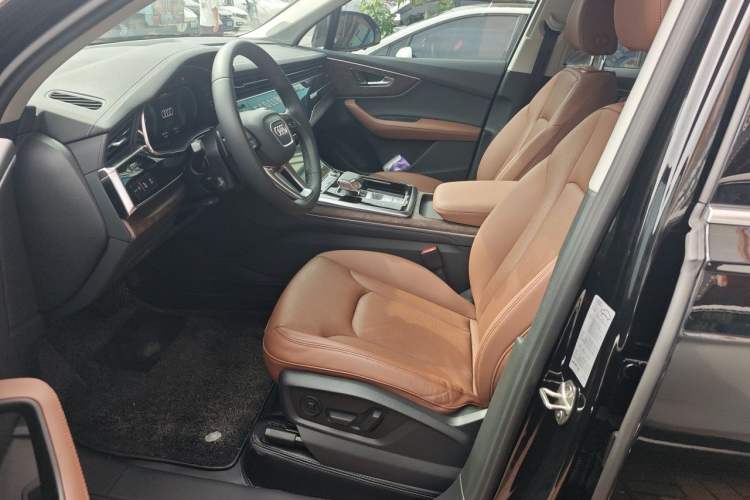 Used Audi Q7 2022 55 TFSI quattro S line Sport model Left Front Seat