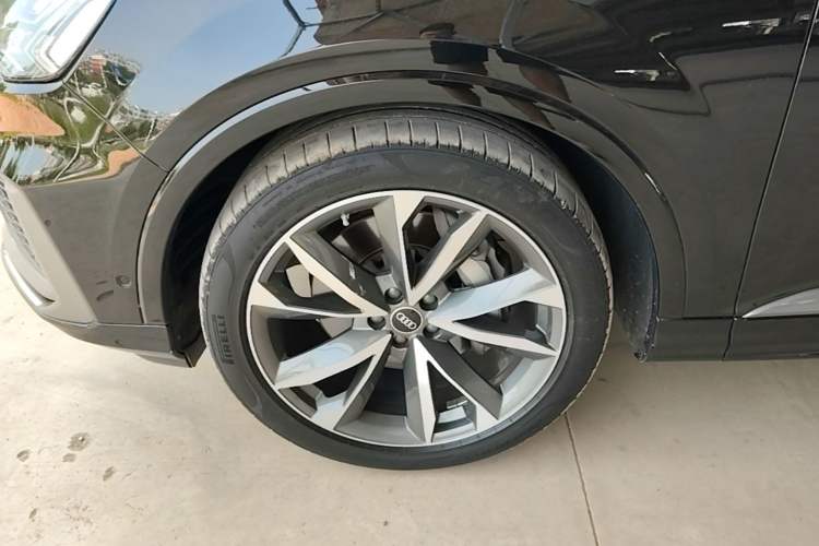 Used Audi Q7 2022 55 TFSI quattro S line Sport model Left Front Wheel Hub