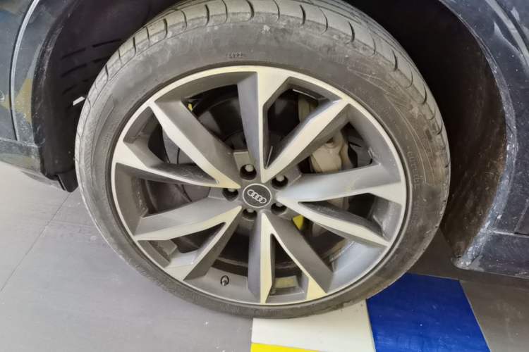 Used Audi Q7 2022 55 TFSI quattro S line Sport model Left Front Wheel Hub