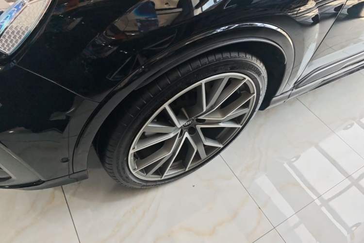 Used Audi Q7 2022 55 TFSI quattro S line Sport model Left Front Wheel Hub