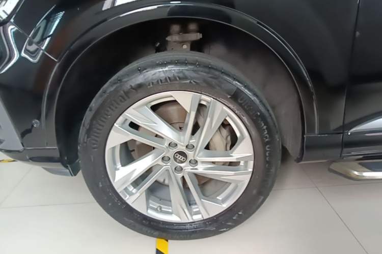 Used Audi Q7 2022 45 TFSI quattro S line Sport Edition Left Front Wheel Hub