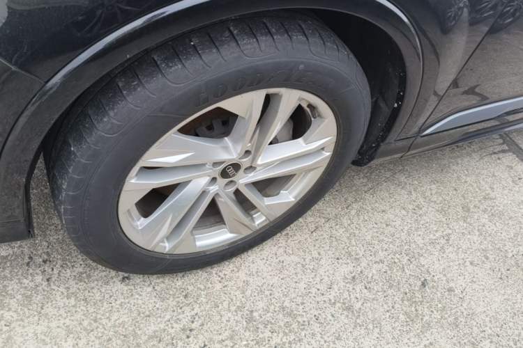 Used Audi Q7 2022 45 TFSI quattro S line Sport Edition Left Front Wheel Hub
