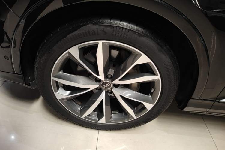 Used Audi Q7 2022 55 TFSI quattro S line Sport model Left Front Wheel Hub