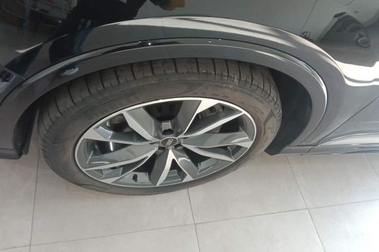 Used Audi Q7 2022 55 TFSI quattro S line Sport model Left Front Wheel Hub