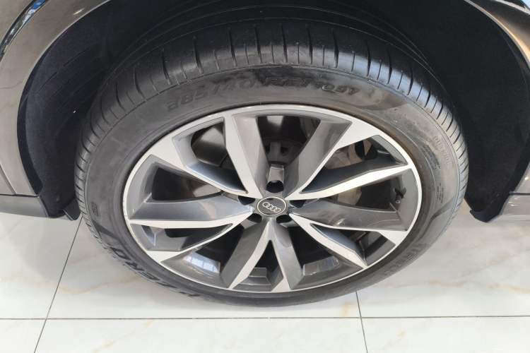 Used Audi Q7 2022 55 TFSI quattro S line Sport model Left Front Wheel Hub