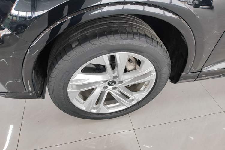Used Audi Q7 2022 45 TFSI quattro S line Sport Edition Left Front Wheel Hub