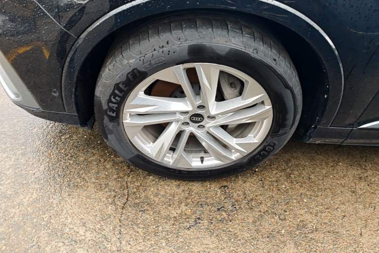 Used Audi Q7 2022 45 TFSI quattro S line Sport Edition Left Front Wheel Hub