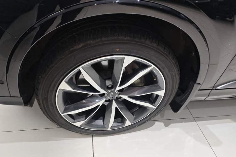 Used Audi Q7 2022 55 TFSI quattro S line Sport model Left Front Wheel Hub