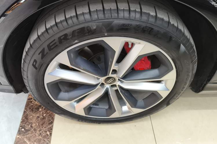 Used Audi Q7 2022 55 TFSI quattro S line Sport model Left Front Wheel Hub