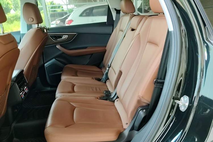 Used Audi Q7 2022 55 TFSI quattro S line Sport model Left Rear Seat