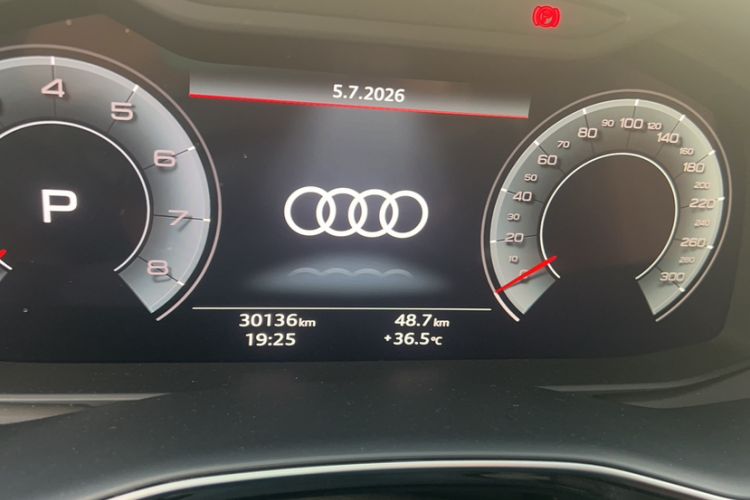 Used Audi Q7 2022 55 TFSI quattro S line Sport model Odometer Close Up