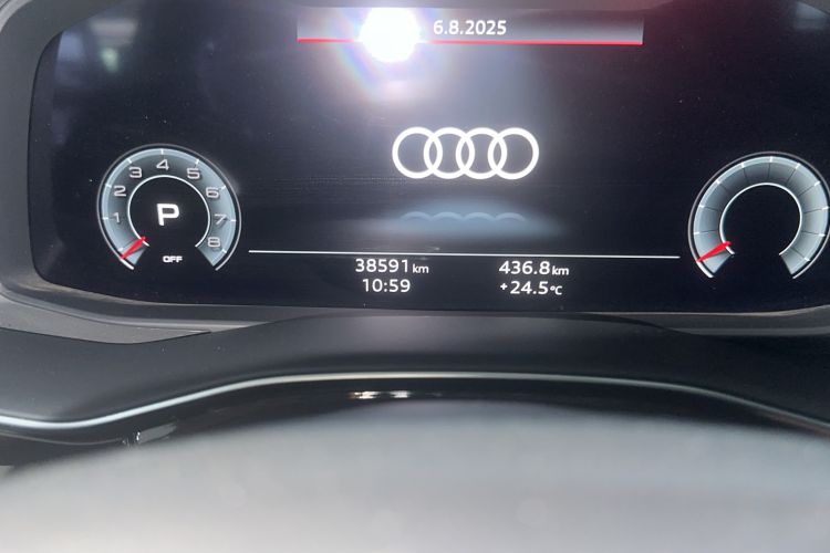 Used Audi Q7 2022 55 TFSI quattro S line Sport model Odometer Close Up