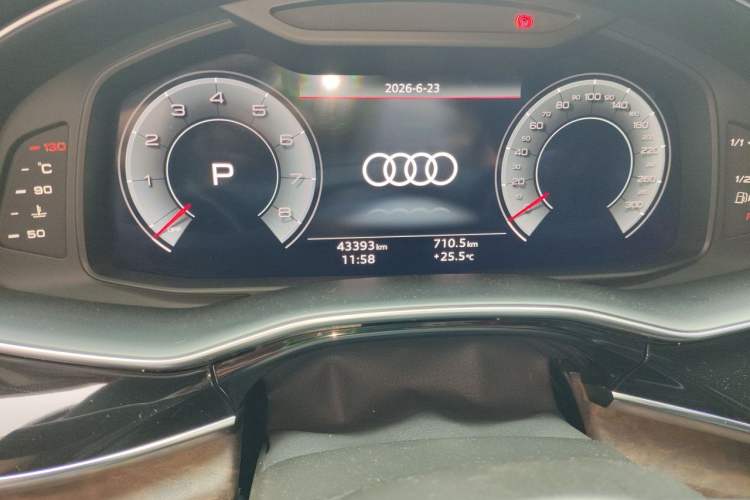 Used Audi Q7 2022 55 TFSI quattro S line Sport model Odometer Close Up