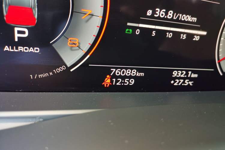 Used Audi Q7 2022 55 TFSI quattro S line Sport model Odometer Close Up