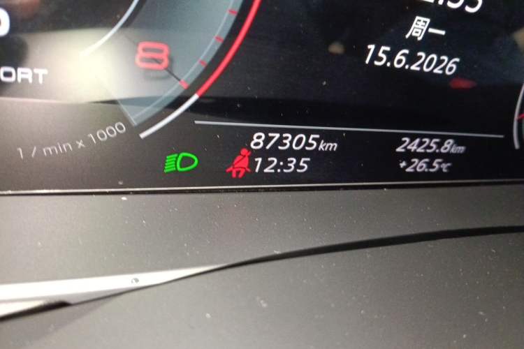 Used Audi Q7 2022 55 TFSI quattro S line Sport model Odometer Close Up